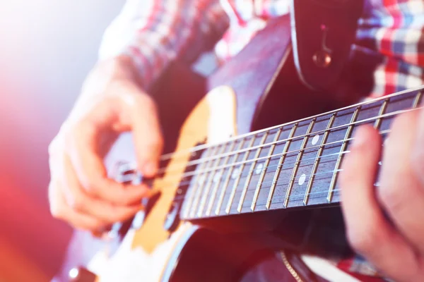 Jovem tocando guitarra — Fotografia de Stock