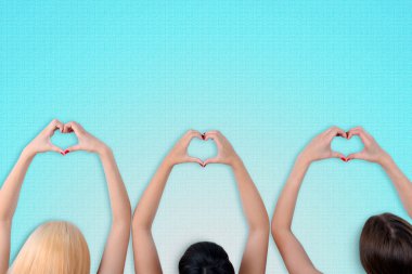 İnsanlar kalpleri parmaklarını kullanarak yapar