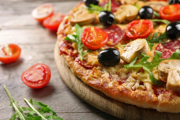 재료와 맛 있는 맛 있는 피자 — 스톡 사진