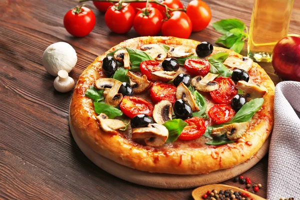 Leckere leckere Pizza mit Zutaten — Stockfoto