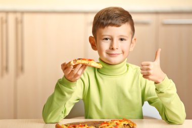 küçük boy pizza yemek  