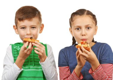 Çocuklar pizza yiyor.  
