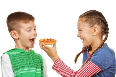 Çocuklar pizza yiyor.  