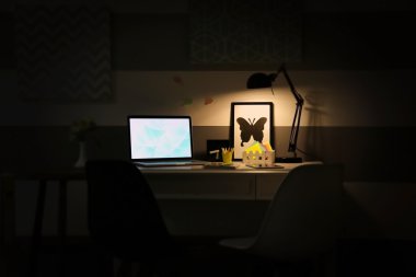 Dizüstü bilgisayar ile şık işyeri  