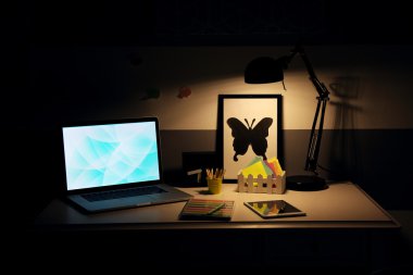 Dizüstü bilgisayar ile şık işyeri  