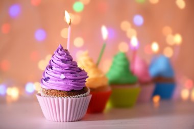 Mor kremalı cupcake