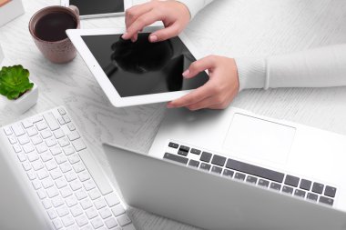 Elektronik kullanma office iş kadını. 