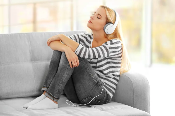 Mujer joven escuchando música — Foto de Stock