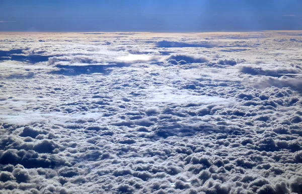 Nuages et ciel vus à travers la fenêtre — Photo