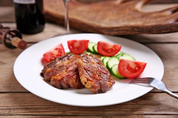 Geyik eti filetosu ve sebze plaka üzerinde — Stok fotoğraf