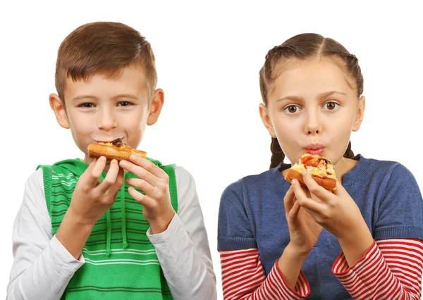Kinder essen Pizza — Stockfoto
