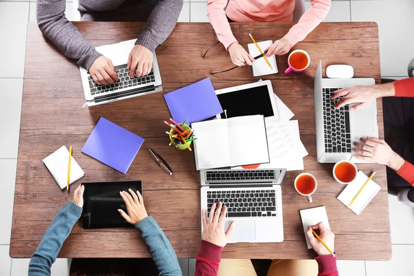 Zakelijke bijeenkomst aan de tafel — Stockfoto