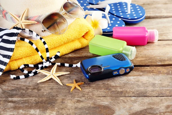 Summer accessories on wooden table — Stock Photo, Image