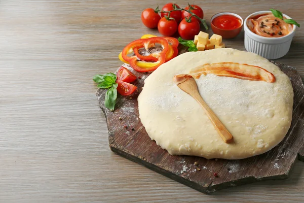 Свежее тесто приготовлено для пиццы — стоковое фото