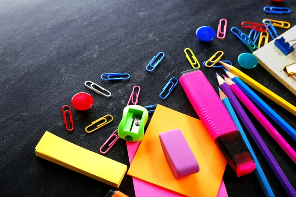 Papelaria colorida em preto — Fotografia de Stock