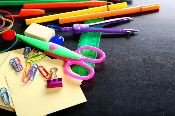 Bunte Papeterie auf Schwarz — Stockfoto