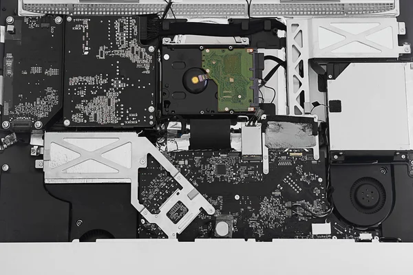 コンピューターのモニターを分解 — ストック写真