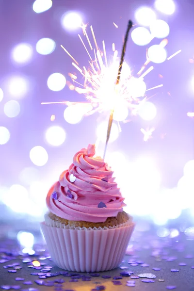 Cupcake con glaseado de crema rosa —  Fotos de Stock