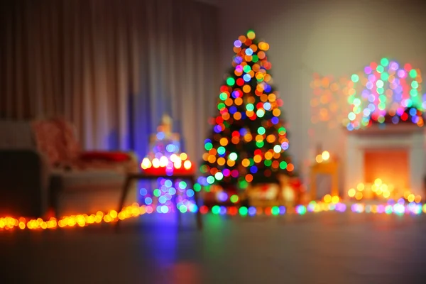 Árbol de Navidad cerca de chimenea —  Fotos de Stock