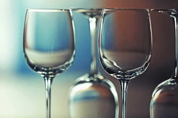 Leere Weingläser auf dem Tisch — Stockfoto