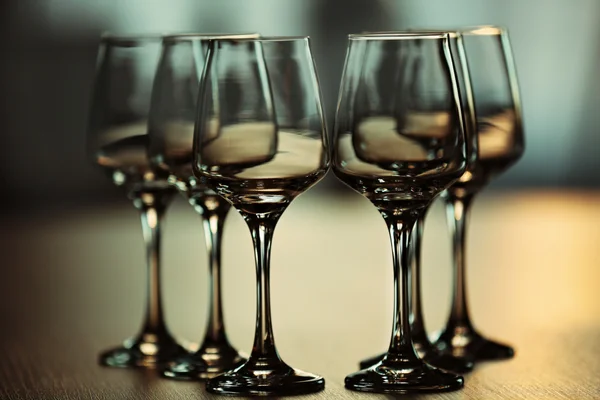 Пустые бокалы для вина на столе, закрыть — стоковое фото