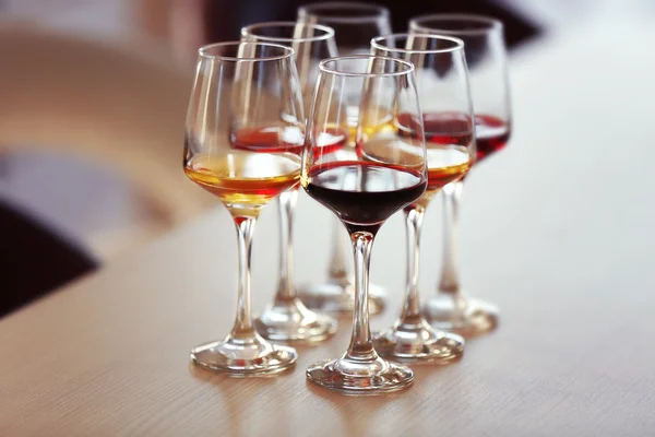 Багато келихів різного вина — стокове фото