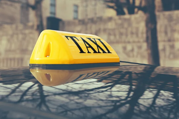 Taxi teken op auto — Stockfoto