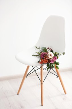 Oda beyaz bir sandalyede güllerinin