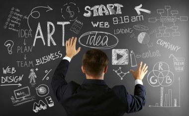 Lacivert takım elbiseli genç adam arkadan görünüm 