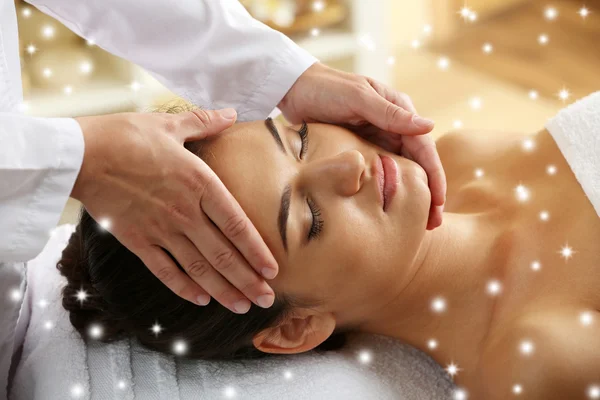 Mujer en salón de spa de belleza — Foto de Stock