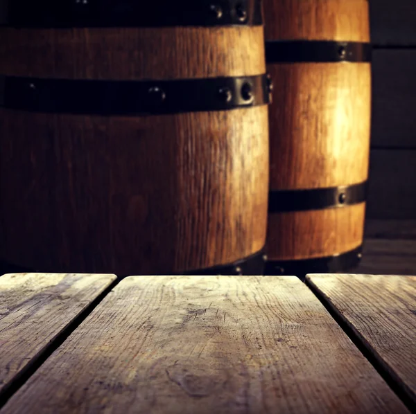 Sudy vína a dřevěný stůl — Stock fotografie