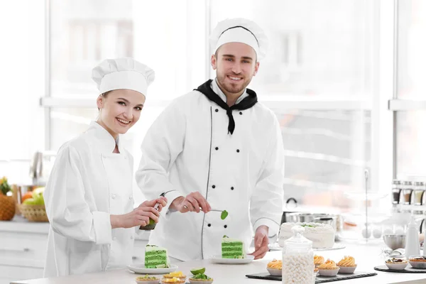 Chefs masculinos y femeninos trabajando —  Fotos de Stock