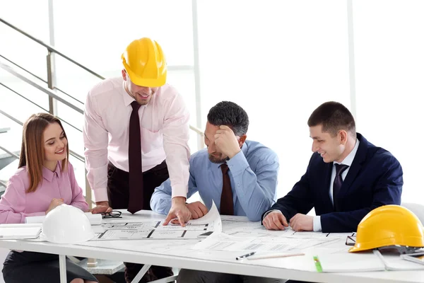 Jóvenes Ingenieros Trabajando Oficina —  Fotos de Stock