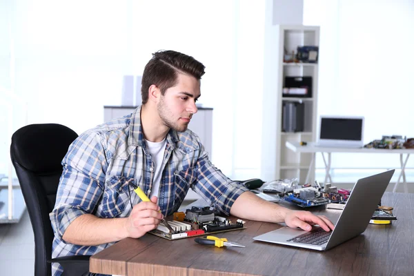 Man tot vaststelling van elektronische schakelingen — Stockfoto