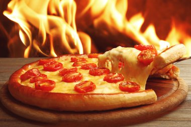 Pizza Margarita ve kaldırılan dilim  