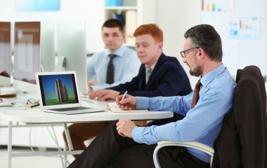 Genç mühendis ofiste çalışıyor