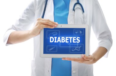 Bir tablet metin diyabet ile tutan doktor 