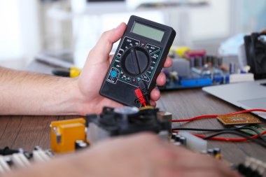 Erkek kontrol elektronik donanım eller