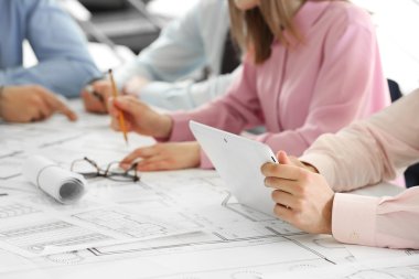 Genç mühendis ofiste çalışıyor