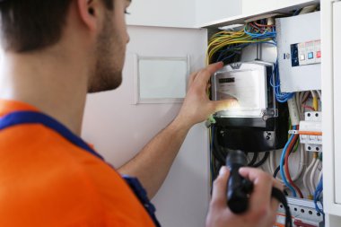 Adam anahtar kutusunun işaretlenmesi el feneri ile 