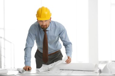 Ofiste çalışan yakışıklı erkek inşaat mühendisi