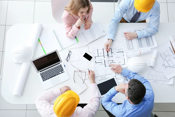 Jeunes Ingénieurs Travaillant Dans Bureau Vue Dessus — Photo