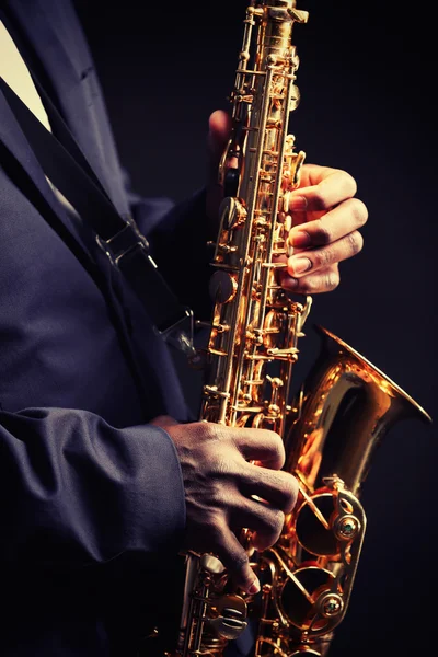 Muzikant die saxofoon speelt — Stockfoto