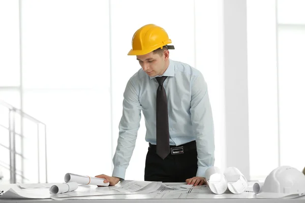 Jung Hübsch Männlich Bauingenieur Working Die Büro — Stockfoto