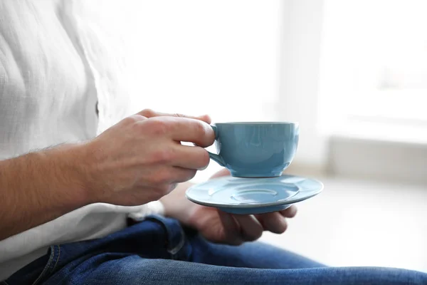 Man holding blue cup — Stock Photo, Image