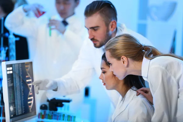 Técnicos médicos trabajando en laboratorio — Foto de Stock