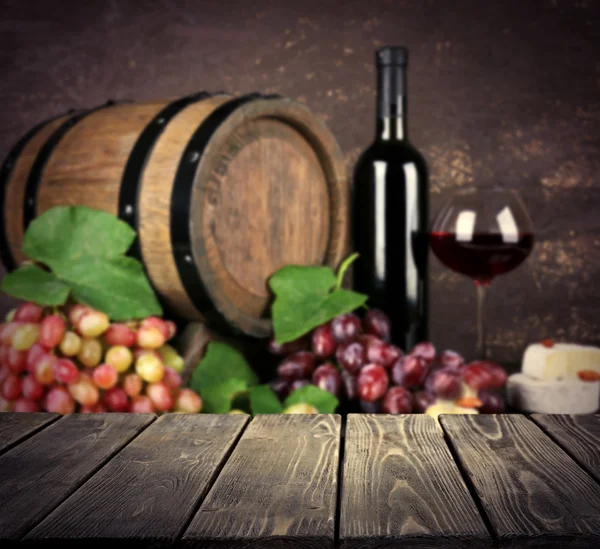 Canne di vino e scrivania in legno — Foto Stock