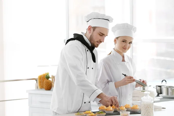 Płci męskiej i żeńskiej kucharzy pracuje — Zdjęcie stockowe