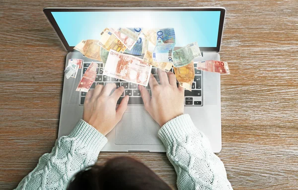 Vrouw werkt met laptop — Stockfoto