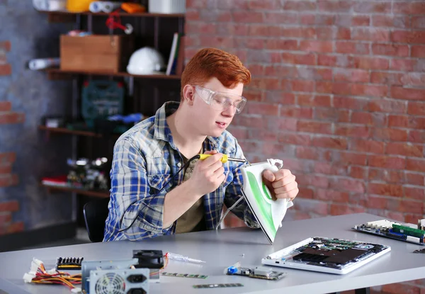 Mann arbeitet in Reparaturzentrum — Stockfoto